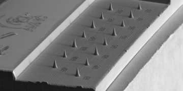 SEM image of the processed Titanium Nitride on Silicon microtip arrays prepared by microPREP® PRO FEMTO directly from the specimen